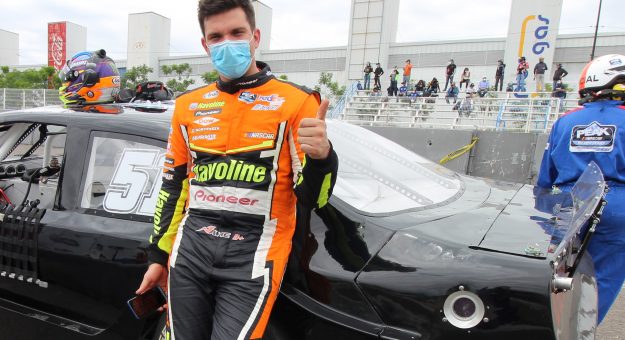 Visit Jake Cosío trabaja duro para la carrera de NASCAR PEAK México Series en Chiapas page