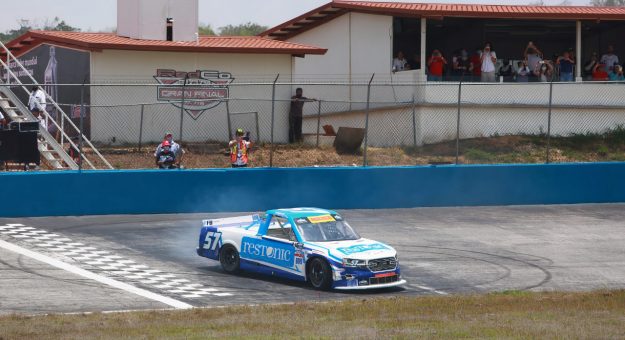 Visit Giancarlo Vecchi gana la primera bandera a cuadros de la temporada 2021 de FB BOHN Mikel´s Trucks page