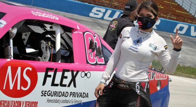 Visit Satisfecha Regina Sirvent con debut en NASCAR Challenge page
