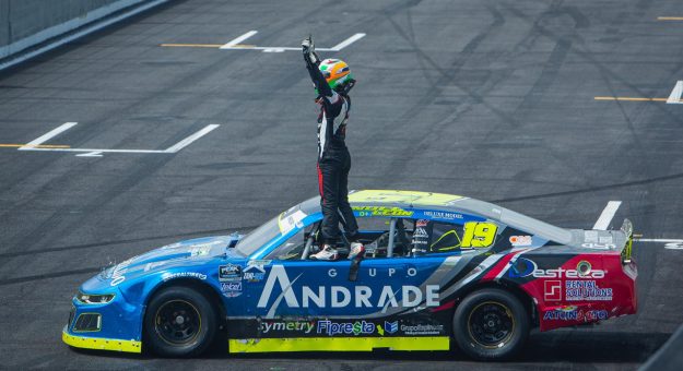 Visit Noel León repite victoria en NASCAR Challenge Series en Puebla page