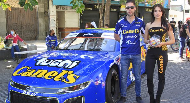 Visit Presentes García Jr y De Alba Jr en el NASCAR Parade de Puebla previo a la Gran Final page