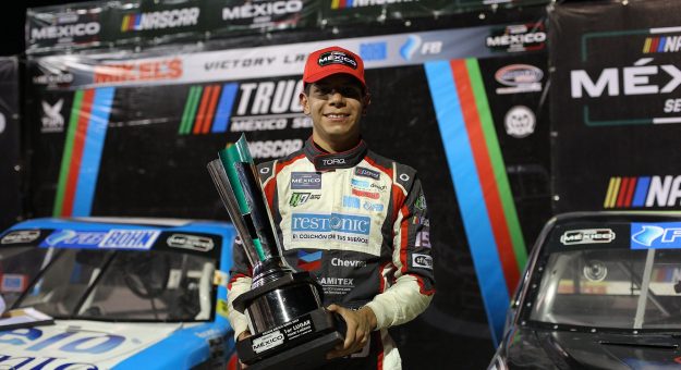 Visit 3 DE 3, DIEGO ORTÍZ ILUMINÓ LA NOCHE EN CHIHUAHUA PARA SUMAR SU 3ER TRIUNFO EN TRUCKS MÉXICO SERIES 2022 page