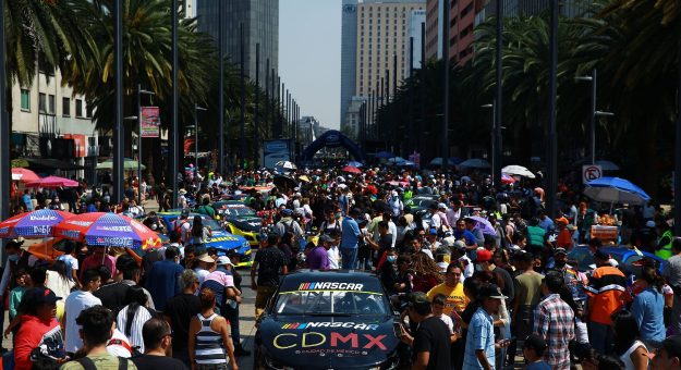 Visit FIESTA DEL DEPORTE MOTOR CON EL NASCAR MEXICO PARADE page