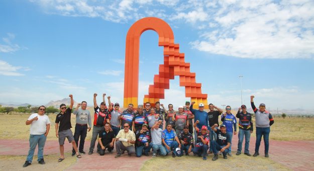 Visit UN DESFILE DE 21 TRAILERS DE NASCAR, COPARON LAS AVENIDAS DE CHIHUAHUA page