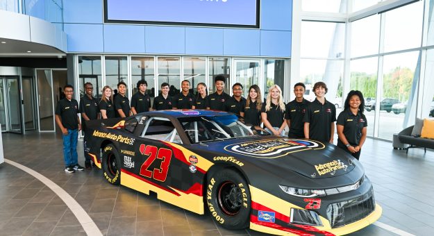 Visit NASCAR Y REV RACING ANUNCIAN PARTICIPANTES EN ADVANCE AUTO PARTS DRIVE FOR DIVERSITY COMBINE page