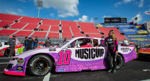 Visit INICIO FIRME DE REGINA SIRVENT Y LA ESCUDERÍA FIRME RACING, EN EL MEMORIAL COLISEUM DE LOS ÁNGELES page